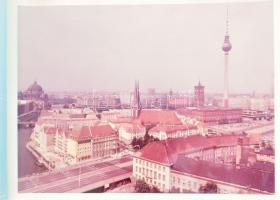 cca 1987 Zeiss-Planetarium im Ernst-Thälmann-Park, Berlin. / A berlini planetáriumot bemutató képes ...