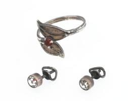 Ezüst (Ag) gyűrű, gránátkővel és fülbevaló pár, kővel jelzett br 2,4 g