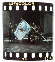 cca 1930-1940 Cserkészek zászlóval, Agfacolor diapozitív, 3,5×3,5 cm