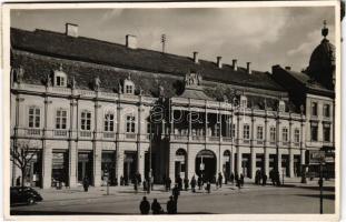 1943 Kolozsvár, Cluj; Bánffy palota, Mátyás király mozgóképszínház (mozi), cukorka üzlet, Vass László, Bányai üzlete, Erzsébet illatszertár, automobil / palace, cinema, shops, automobile (ragasztónyom / glue marks)