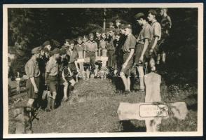 1943 I. világháborús hősi emlékmű Erdélyben a Gyilkos-tónál, leventék, cserkészek, fotó, 9×6 cm