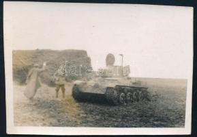cca 1940 38M Toldi I harckocsi egy szénabála mellett, fotó, 8x5,5 cm