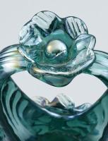 19. sz. vége, Irizáló hutaüveg kosár asztaldísz, jelzés nélkül, kis tűzhibával, m: 20 cm