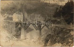 1918 Osztrák-magyar katonák által épített híd a Piave folyón Olaszországban, Albergo Sovramonte szálloda / WWI Italian front, K.u.k. military bridge on Piave river, hotel. photo (szakadás / tear)