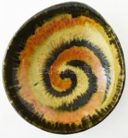 Gádor István (1891-1984): Csigavonalas tál. Mázas kerámia, kézzel festett, jelzett, a talp karimáján...