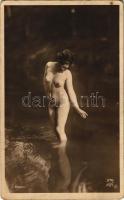 Erotikus meztelen hölgy / Erotic nude lady. J. Mandel Phot., A.N. Paris 376. (non PC) (EK)