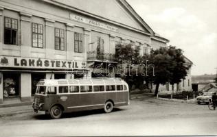 Paks Béke Szálló és Étterem Ikarus autóbusszal