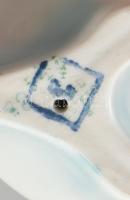 Hollóházi porcelán pingvin, kézzel festett, jelzett, csőre sérült, m: 16,5 cm