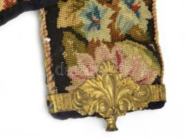 Cselédcsengő. hímzett vászon, fém tartóval 108 cm