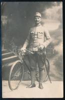 cca 1915 K.u.k. katona karddal és kerékpárral, fotólap, 14×9 cm