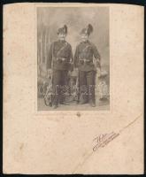 1908 Csendőr járőrpár teljes felszerelésben, kartonra kasírozott fotó Heiter (Szászrégen-Borszék) műterméből, sérült karton, 14,5×11 cm