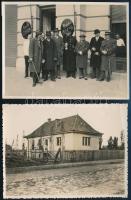 1932 Arad, urak társásága a Raduly étterem és kávéház előtt (köztük rendőrfőfelügyelő, banktisztviselő, mérnökök) + Aradi lakóház (Páris utca?) fényképe. 2 db feliratozott fotó, 11,5x8,5 cm