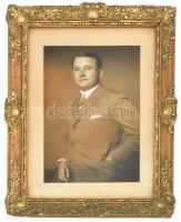 cca 1940 Elegáns fiatal úr portréja, dekoratív, kissé sérült, üvegezett blondel keretben (hátul ,,a főtanácsos úrtól felirattal), fotó: 15,5x10,5 cm, keret: 24,5x18,5 cm