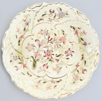 Zsolnay dísztál. Csontszínű alapon aranyozással és domború mintákkal tagolt mezőkben kézzel festett, aranykontúrozott virágcsokrok. Jelzéssel, hibátlan, d: 30,5 cm