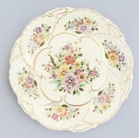 Zsolnay dísztál. Csontszínű alapon aranyozással és domború mintákkal tagolt mezőkben kézzel festett, aranykontúrozott virágcsokrok. Jelzéssel, hibátlan, d: 30,5 cm