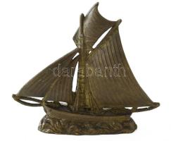 Hajó. Öntött bronz, jelzés nélkül, m: 9,5 cm