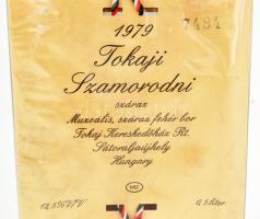 1979 Tokaji szamorodni száraz bontatlan palack muzeális bor díszcsomagolásban, sorszámozott. 0,5L