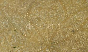 Nagyméretű trébelt mintás indiai bronz dísztál. Kopással, m: 51 cm