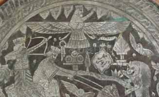 Irán, 20. sz. eleje, Dísztál, ónozott vörösréz, pereménél áttört mintával, öblében elbeszélő szimbol...