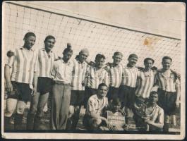 1938 Budafok, futballcsapat csoportképe, &quot;Hungária Borpince R.T.&quot; reklámtáblával, nagyméretű fotó, a hátoldalon feliratozva, kissé sérült, foltos, 24x18 cm