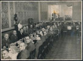 cca 1930 Magas rangú katonatisztek egy előkelő vacsorán (középen az asztal végénél Beregfy Károly?), nagyméretű fotó, a hátoldalon pecséttel jelzett (Fotó Orelly Bp.), kissé foltos, 23,5x17 cm