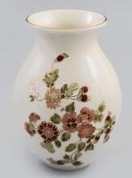 Zsolnay vajszínű alapon virágmintás váza. Jelzett, hibátlan, m: 12,5 cm