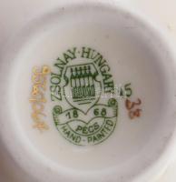 Zsolnay vajszínű alapon virágmintás váza. Jelzett, hibátlan, m: 12,5 cm