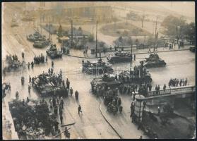 1956 Budapest, eredeti fotó az 1956-os forradalom és szabadságharc eseményeiről. Francia sajtófotó / orginal photo from the 1956 revolution. French press photo 18x12 cm