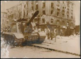 1956 Budapest, eredeti fotó az 1956-os forradalom és szabadságharc eseményeiről. Francia sajtófotó / orginal photo from the 1956 revolution. French press photo 18x12 cm