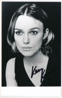 Keira Knightley (1985-) angol filmszínésznő aláírása fotón