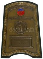 1947. "Vas és Fémmunkások Sport Clubja - Atletikai Szakosztálya" bronz plakett zománcozott rátéttel, fa talapzatra erősítve, névre szóló "Fáradhatatlan munkádért Keresztúri Géza sporttársnak" gravírozással a Club egykori edzőjének, "Ludvig BP" gyártói jelzéssel (~130x93mm) T:AU