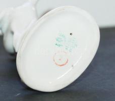 Kisfiút libával a hóna alatt ábrázoló Hollóházi porcelán szobrocska 13cm-es magassággal, szép állapo...