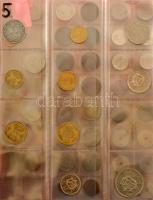 159db vegyes magyar és külföldi fémpénz 10 lapos piros műbőr albumba rendezve klf országokból, közte...