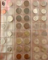 159db vegyes magyar és külföldi fémpénz 10 lapos piros műbőr albumba rendezve klf országokból, közte...