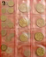 159db vegyes magyar és külföldi fémpénz 10 lapos piros műbőr albumba rendezve klf országokból, közte...