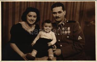 Tolna, magyar katona kitüntetésekkel, családi portré. Tomecsko Frigyes fényképész felvétele / Hungarian military, soldier with medals, family photo