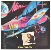 Mini - Úton A Föld Felé.  Vinyl, LP, Album, Stereo, Pepita, Magyarország, 1979. VG+, sérült tokban.