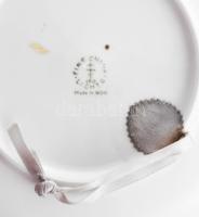 Lichte porcelán korsó fém fedéllel vadász jelenettel, 17 cm + hozzávaló dísztányér d: 19 cm Matricás...