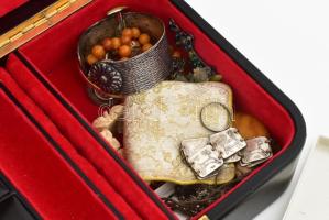 Egy ékszeres doboznyi bizsu ékszer, közte érdekes darabokkal, 27x19x8 cm