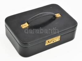 Egy ékszeres doboznyi bizsu ékszer, közte érdekes darabokkal, 27x19x8 cm