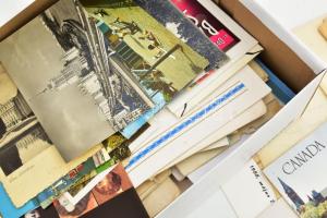 Nagy cipős doboznyi vegyes papírrégiség, irat, levél, stb