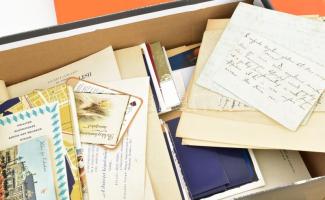 Nagy cipős doboznyi vegyes papírrégiség, irat, levél, stb