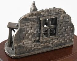 The Tudor mint seamstress Steven Platt női szabó jelenet. Ón szobor / asztali dísz. Jelzett, hozzá f...