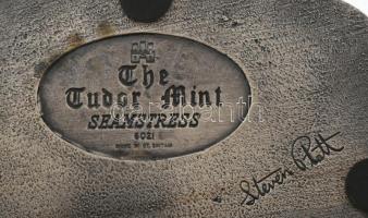 The Tudor mint seamstress Steven Platt női szabó jelenet. Ón szobor / asztali dísz. Jelzett, hozzá f...