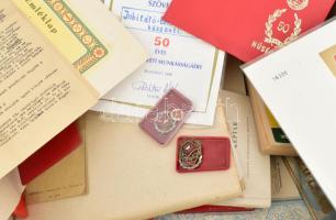 Nagy doboznyi vegyes papírrégiség, oklevelek, kitüntetések, MÁV menetrend