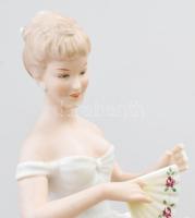 Wallendorf legyezős díva, biszkvit és mázas porcelán, keze sérült, jelzéssel, m: 17 cm