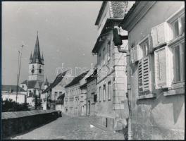 1968 Nagyszebeni (Erdély) utcakép, hátoldalt feliratozott fotó, jó állapotban, 17×22 cm
