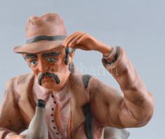 Csavargó, román biszkvit porcelán figura. Kézzel festett, jelzett (Cluj Napoca - Kolozsvár), a bőrön...