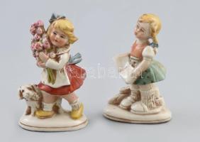 2 db német porcelán figura: lányka virágcsokorral és kutyával, olvasó lányka. Kézzel festett, jelzett, sérüléssel, m: 11 cm