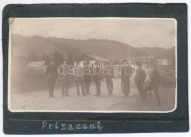 1912 Magyar katonák és csendőrök Prisacani-ban (moldovai határnál), kartonra ragasztott fotó, feliratozva, 6,5×11 cm